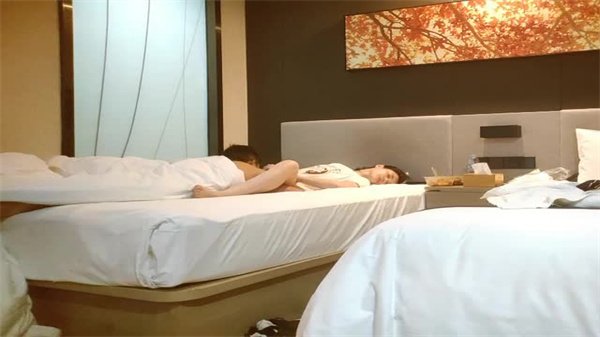 偷拍长腿女神被诱骗到酒店，肤白貌美颜值爆表诱惑无限