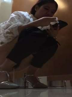 商场厕拍妹子抹完还要闻一闻